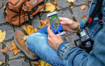 Porównanie aplikacji map offline Park4Night, CamperContact i iOverlander na ekranie smartfona w kamperze