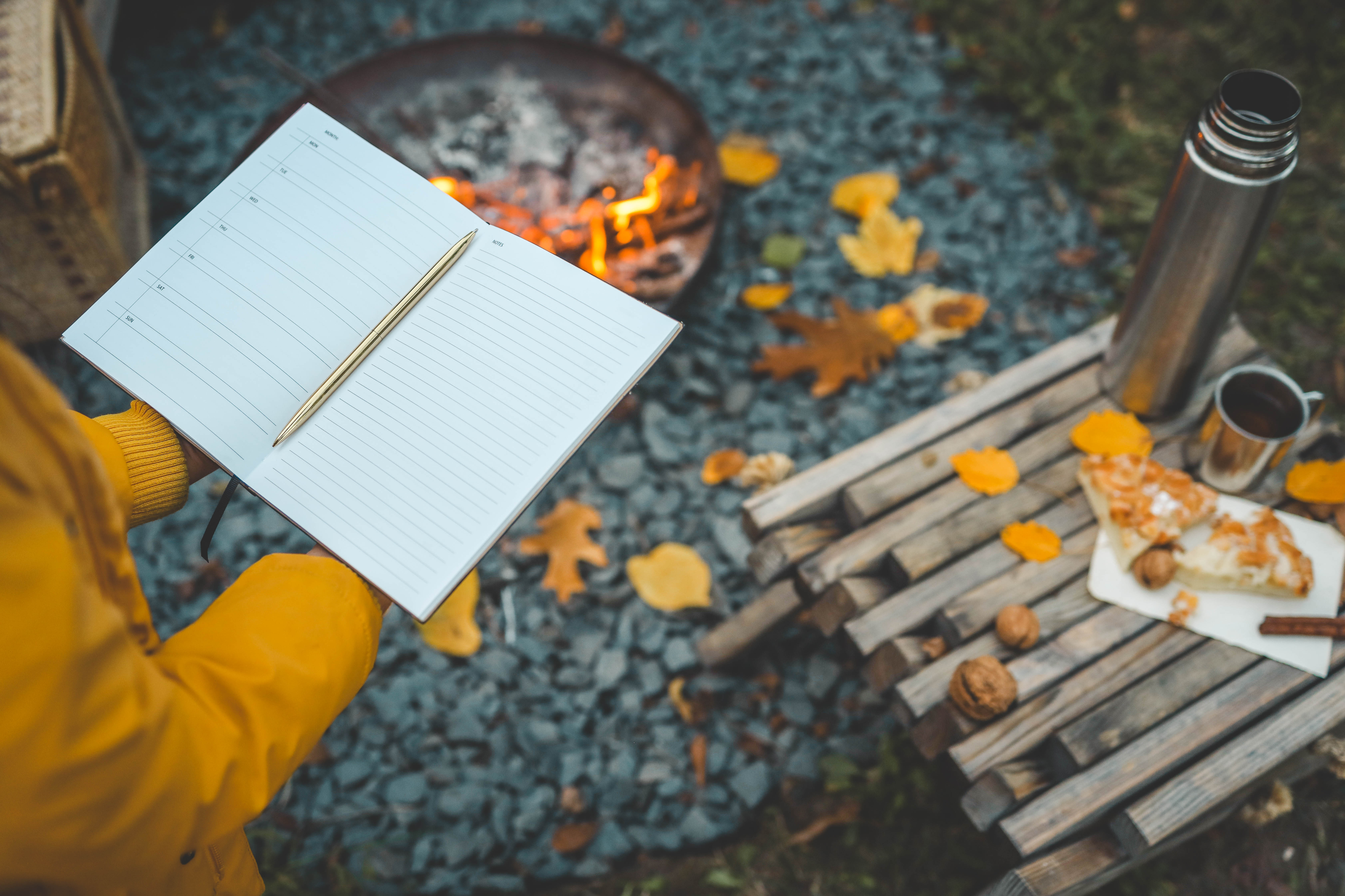 Notes z listą kontrolną na stoliku przy kamperze